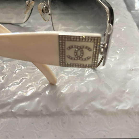 CHANEL Cream Preowned  Sunglasses AS IS Flaws main image 4